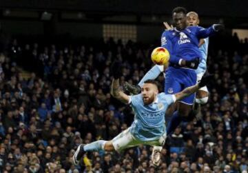 El jugador del Everton, Romelu Lukaku, disputa un balón entre los jugadores del Manchester City durante el partido de vuelta de la semifinal de la Copa Inglesa.