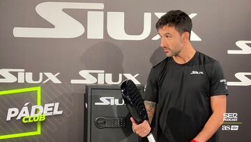 Sanyo Gutiérrez junto con la pala Siux SG Black Limited Edition.