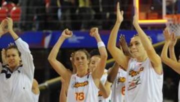 <b>COMO UNA MEDALLA. </b>Montañana, Nicholls, Valdemoro y Pascua, en primer término, lo celebran.