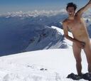 Kilian Jornet protesta desnudo en el Mont Blanc