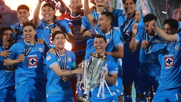 Soccer Football - CONCACAF Champions Cup - Final - Cruz Azul v Vancouver Whitecaps - Estadio Olimpico Mexico 1968, Mexico City, Mexico - June 1, 2025 Cruz Azul's Erik Lira lifts the trophy with teammates after winning the CONCACAF Champions Cup REUTERS/Henry Romero