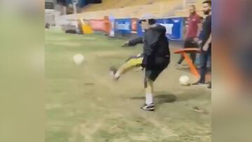 Maradona conserva la magia: La caricia de 'El 10' con el balón