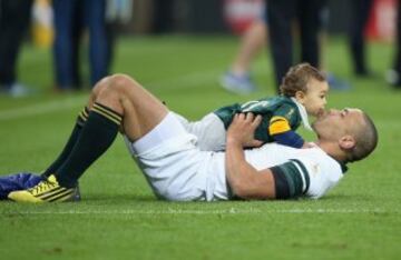 Bryan Habana, jugador de Sudáfrica, con su hijo Timothy después del partido ante Escocia.