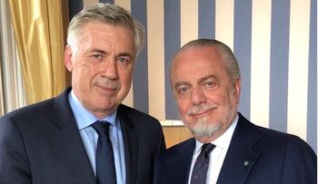 Ancelotti firma por el Nápoles.