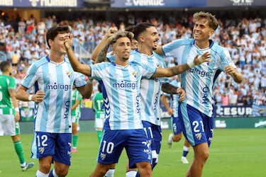 El Málaga desnuda a un Betis que está en vilo por la lesión de Isco