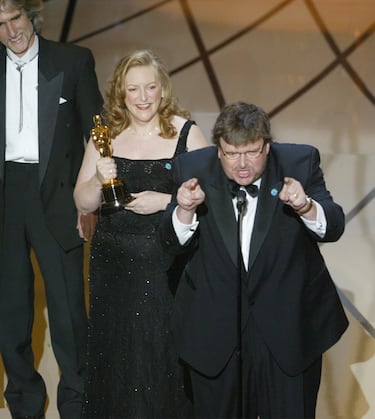 El ambiente ese año estaba tenso ya que acababa de estallar la segunda guerra de Irak. Cuando Michael Moore subió al escenario a recoger el Oscar a Mejor documental por 'Bowling for Columbine' el director comenzó un encendido discurso: "Nos gusta la narrativa de no ficción, y vivimos tiempos ficticios. Tenemos resultados electorales ficticios ganados por presidentes ficticios. Un hombre envía a todos a un conflicto por razones ficticias. ¡Debería darle vergüenza, señor George Bush!". La reacción de la mayoría de los asistentes fue de sorpresa y se escucharon abucheos al cineasta.