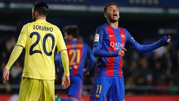 Neymar se lamenta de un fallo durante el partido contra el Villarreal.