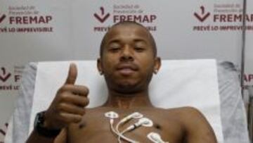 Mariano Ferreira pasando reconocimiento médico con el Sevilla.