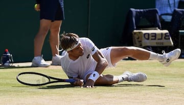 David Ferrer cae al suelo en su partido contra Berdych.