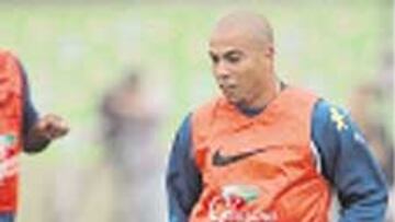 <b>EL MEJOR DE LA CANARINHA. </b>Robinho jugó todo el partido, pero a pesar de que lo intentó no pudo batir al meta boliviano.