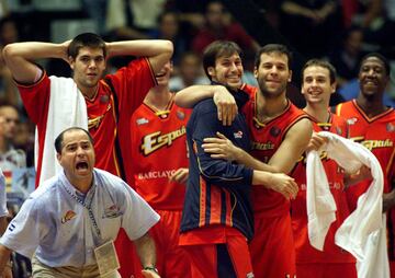 En su primer año como seleccionador nacional consigue con España la medalla de bronce en el Europeo de Turquía 2001 tras vencer a Alemania.  

 