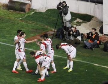 1-0. Rochina celebra el primer gol con sus compañeros.