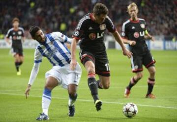 El jugador del Bayer Leverkusen Sebastian Boenisch es perseguido por el delantero mexicano Carlos Vela de la Real Sociedad
