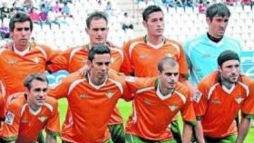 <b>REPETIDO TRES JORNADAS. </b>Arzu, Juande, C. García, Damiá y Goitia (arriba), S. García, Vega, Nacho, Iriney, Juanma y Pavone (abajo).