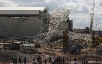 Una parte del estadio se ha derrumbado mientras se trabaja en él y tres obreros han resultado muertos. El Arena Corinthians acogerá el partido inagural del Mundial.