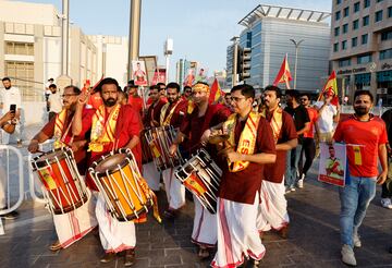 Varios grupos de ciudadanos cataríes han participado en un evento en Doha donde han apoyado a diferentes selecciones del Mundial. En la foto, en apoyo a la selección española. 