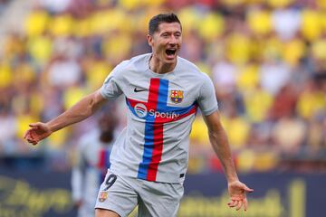 Robert Lewandowski del FC Barcelona celebra después de anotar el segundo gol del Barcelona.