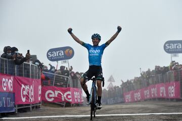 El ciclista italiano  Lorenzo Fortunato celebrando su victoria al cruzar la línea de meta de la 14ª etapa