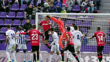 GRAF1579. VALLADOLID, 03/11/2019.- El delantero del RCD Mallorca Ante Budimir (c1), disputa el bal&oacute;n con el guardameta del Real Valladolid Jordi Masip (c2), en el partido de la d&eacute;cimo segunda jornada de LaLiga Santander disputada en el Estad