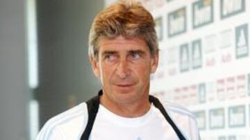 La salida de los holandeses Wesley Sneijder y Arjen Robben ha rebajado la euforia en el entorno del Real Madrid, pero como ha indicado en rueda de prensa el técnico del Real Madrid Manuel Pellegrini en la planificación del equipo se preveían "salidas de jugadores importantes", para dejar espacio a los fichajes: "No trastoca mucho los planes. Sabíamos que el club tenía que vender un par de jugadores. Son muy buenos, hubiéramos contados con ellos, pero queríamos dos jugadores por puesto y tenemos todas las posiciones dobladas".