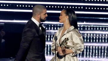 Drake entreg&oacute; uno de los premios de los VMAs a Rihanna.