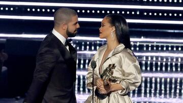 Drake entreg&oacute; uno de los premios de los VMAs a Rihanna.