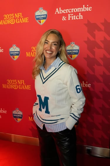 Isabel Forner posa en la alfombra roja previa al partido.