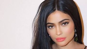 Kylie Jenner posando maquillada y con los labios pintados