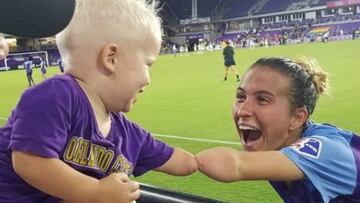 La defensa de Orlando Pride despertó la admiración de propios y extraños luego de que se hiciera viral una fotografía junto un pequeño con el que comparte discapacidad.