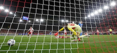 2-4. Partidazo de Vincius, que se va en carrera de Panagiotis Retsos, se mete en el área y asiste al delantero francés para que empuje el balón al fondo de la portería de Kostas Tzolakis.