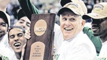 <b>LANZADOS. </b>Larranaga y sus jugadores, tras batir a Connecticut.