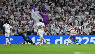 Valverde conecta un disparo firme y raso, batiendo a Musso y firmando el 2‑1 que culmina la remontada madridista en apenas tres minutos.