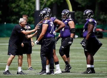 Joe D'Alessandris, entrenador de la línea ofensiva de Baltimore, dando instrucciones a sus jugadores.