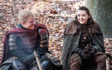 Ed Sheeran hace un cameo en el episodio “Dragonstone” (temporada 7), interpretando a un soldado Lannister que canta junto al fuego con sus compañeros. Esta aparición fue criticada por algunos fans de la serie, al considerar que rompía con la inmersión en la historia. 