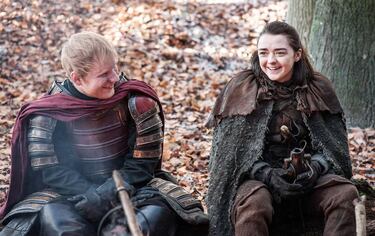 Ed Sheeran hace un cameo en el episodio “Dragonstone” (temporada 7), interpretando a un soldado Lannister que canta junto al fuego con sus compañeros. Esta aparición fue criticada por algunos fans de la serie, al considerar que rompía con la inmersión en la historia. 