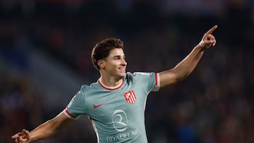 Julián Alvarez celebra un de sus goles al Praga.