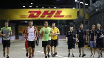 Alonso corría ayer por Marina Bay, mientras Vettel caminaba tranquilamente.