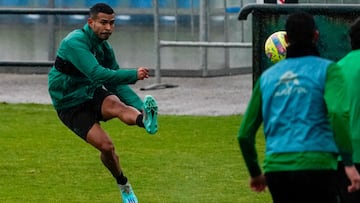 Juergen Elitim, del Racing, entrenando en La Albericia.