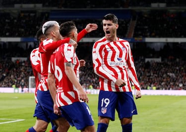 0-1. Los jugadores del Atlético de Madrid celebran con Álvaro Morata el primer gol.