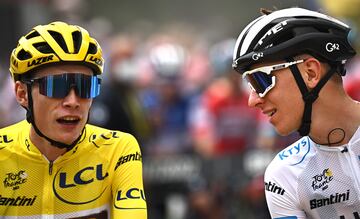 Jonas Vingegaard y Tadej Pogacar antes del inicio de la duod¨¦cima etapa del Tour de Francia 2022.