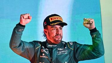 Fernando Alonso celebra su podio en Bahréin en su debut con Aston Martin.