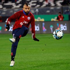 El día clave de Riquelme y Vidal: contrato y el ‘factor Cavani’