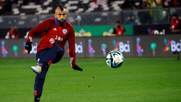 El jugador de la selección chilena, Arturo Vida,l es fotografiado durante el partido de clasificación al Mundial 2026 contra Colombia.