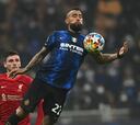 Vidal y Alexis sufrieron dura caída con el Inter en Champions League