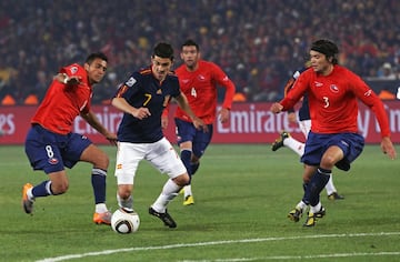 Para los más futboleros la tarde pinta interesante, aunque no haya ningún partido podremos volver a revivir uno de los partidos más importantes de nuestra historia. La ‘Roja’ se enfrentaba a Chile, la otra ‘Roja’, una escuadra dirigida por Marcelo Bielsa y a la que debíamos ganar si queríamos estar en octavos de final y más después de perder en nuestro primer partido contra Suiza. La campeona de Europa estaba contra las cuerdas, pero salimos victoriosos. Si queréis saber más de qué pasó en ese partido a las 9 podréis verlo al completo.
