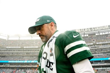 Aaron Rodgers #8 of the New York Jets reacts 