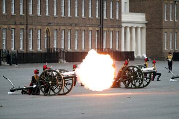 Salva de cañón en homenaje a Felipe de Edimburgo en Woolwich Barracks, en el área metropolitana de Londres, para el homenaje al Duque de Edimburgo.