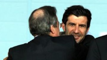Florentino P&eacute;rez abraza a Luis Figo.