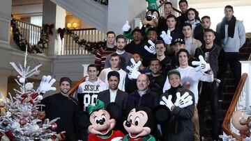 Plantilla del PSG celebrando la Navidad.