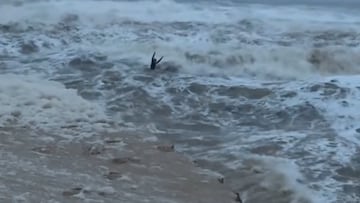 Surfista arrastrado por una riada en Albufeira, Portugal